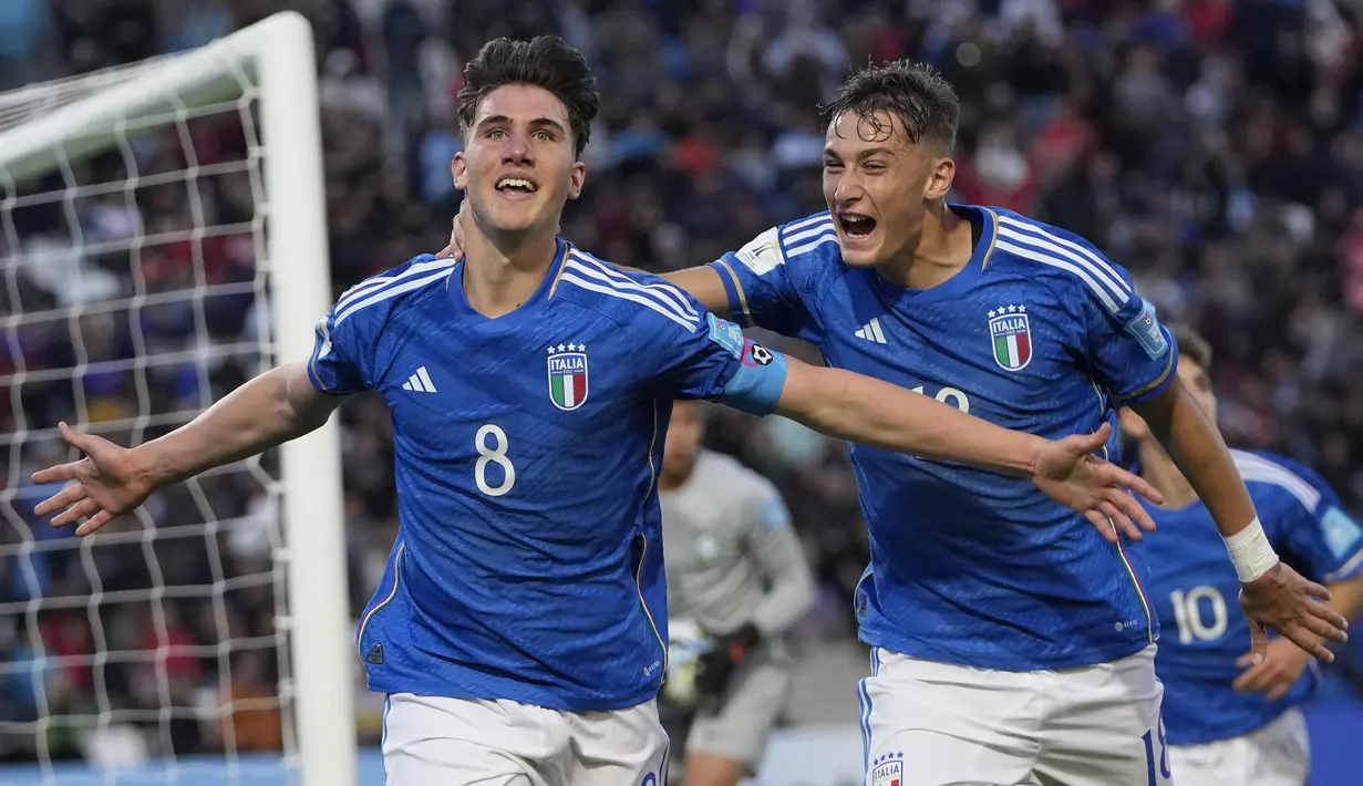 Selebrasi gelandang Timnas Italia U-20, Cesare Casadei (kiri) setelah mencetak gol ketiga Italia ke gawang Timnas Brasil U-20 pada laga Grup D Piala Dunia U-20 2023 di Malvinas Argentinas Stadium, Mendoza, Argentina, Minggu (21/5/2023). (AP Photo/Natacha Pisarenko)