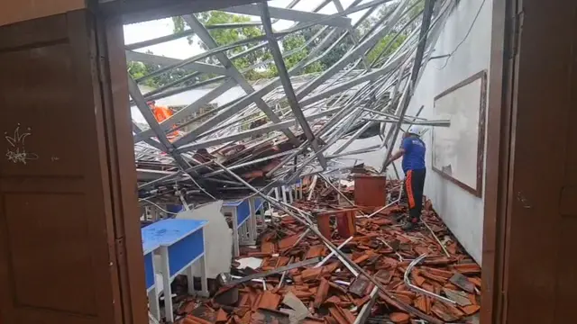Atap bangunan SMKN 1 Gunung Putri, Kabupaten Bogor, ambruk. Peristiwa ini terjadi saat kegiatan belajar mengajar sedang berlangsung di ruang kelas. (Liputan6.com/Achmad Sudarno)