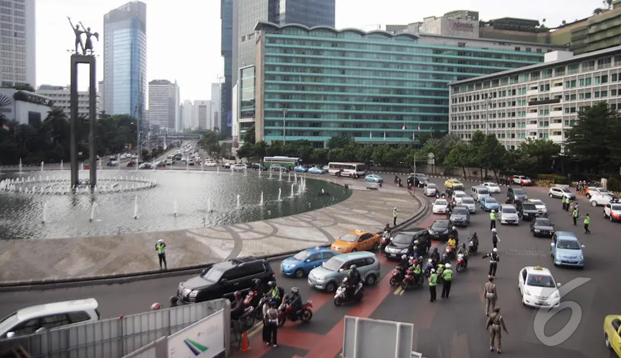 Sejumlah pengendara sepeda motor dilarang melintas Bundaran Hotel Indonesia (HI) Jalan Mh Thamrin hingga Jalan Merdeka Barat, Jakarta, Rabu (17/12/2014). (liputan6.com/Faizal Fanani)