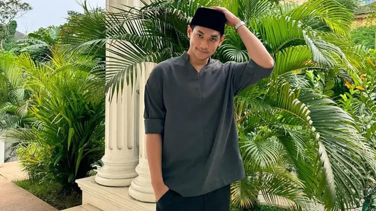 6 Potret Afgan Ganteng Maksimal Pakai Outfit Sentuhan Religius yang Jarang Tersorot