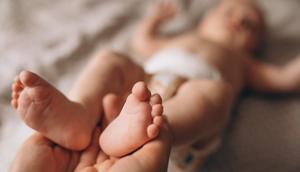 7 Cara Sederhana Atasi Sembelit pada Bayi, Salah Satunya Lakukan Gerakan Kayuh Sepeda. Foto: Freepik.