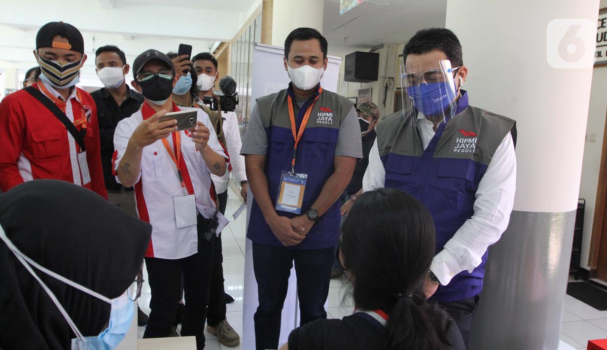 Wakil Gubernur DKI Jakarta Ahmad Riza Patria (kanan) dan Ketua Umum Badan Pengurus Daerah (BPD) Himpunan Pengusaha Muda Indonesia Jakarta (HIPMI Jaya) Sona Maesana (kiri) meninjau vaksinasi HIPMI Jaya di SMP dan SMA Labschool Kebayoran, Jakarta Selatan, Sabtu (03/7/2021). (Liputan6.com/Fery Pradolo)
