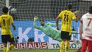 Kiper Borussia Dortmund, Roman Buerki (tengah) gagal membendung tendangan gelandang RB Leipzig, Daniel Olmo yang berbuah gol dalam laga final DFB Pokal 2020/2021 di Olympiastadion, Berlin, Kamis (13/5/2021). Dortmund menang 4-1 atas Leipzig dan menjadi juara. (AP/Michael Sohn/Pool)