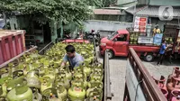 Pekerja melakukan bongkar muat tabung elpiji atau LPG 3 kilogram di agen gas kawasan Rawasari, Jakarta, Senin (19/9/2022). Menteri ESDM juga menyebut pemerintah akan mengurangi peredaran LPG 3 kilogram yang selama ini masuk dalam barang subsidi. (merdeka.com/Iqbal S. Nugroho)