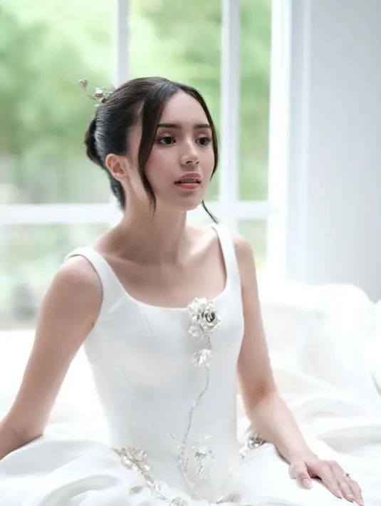 Sempurnakan tampilan, rambut Beby ditata dengan modern updo yang sisakan poni panjang. [@bebytsabina]