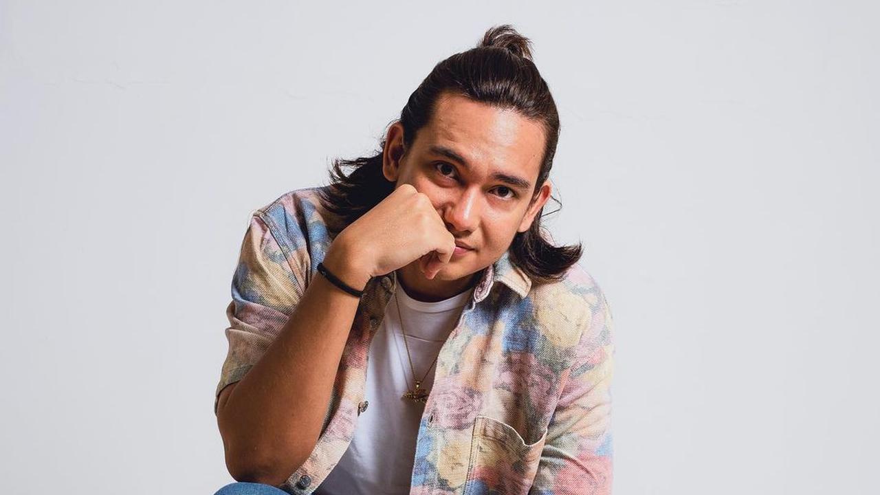 7 Potret Gaya Rambut Adipati Dolken, Tampil Kocak dengan Kuncir Dua