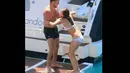 Anggota boyband One Direction itu mengenakan celana pendek, sedang sang kekasih mengenakan bikini berwarna putih. (Dailymail)