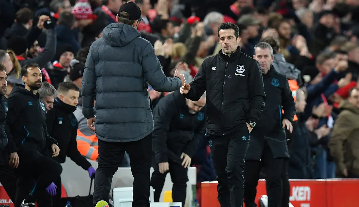 Pelatih Everton asal Portugal, Marco Silva bersalaman dengan pelatih Liverpool Jurgen Klopp setelah pertandingan Liga Inggris di stadion Anfield (4/12/2019).  Everton kini berada di zona degradasi dengan mengumpulkan poin 14 dari 15 pertandingan. (AFP/Paul Ellis)