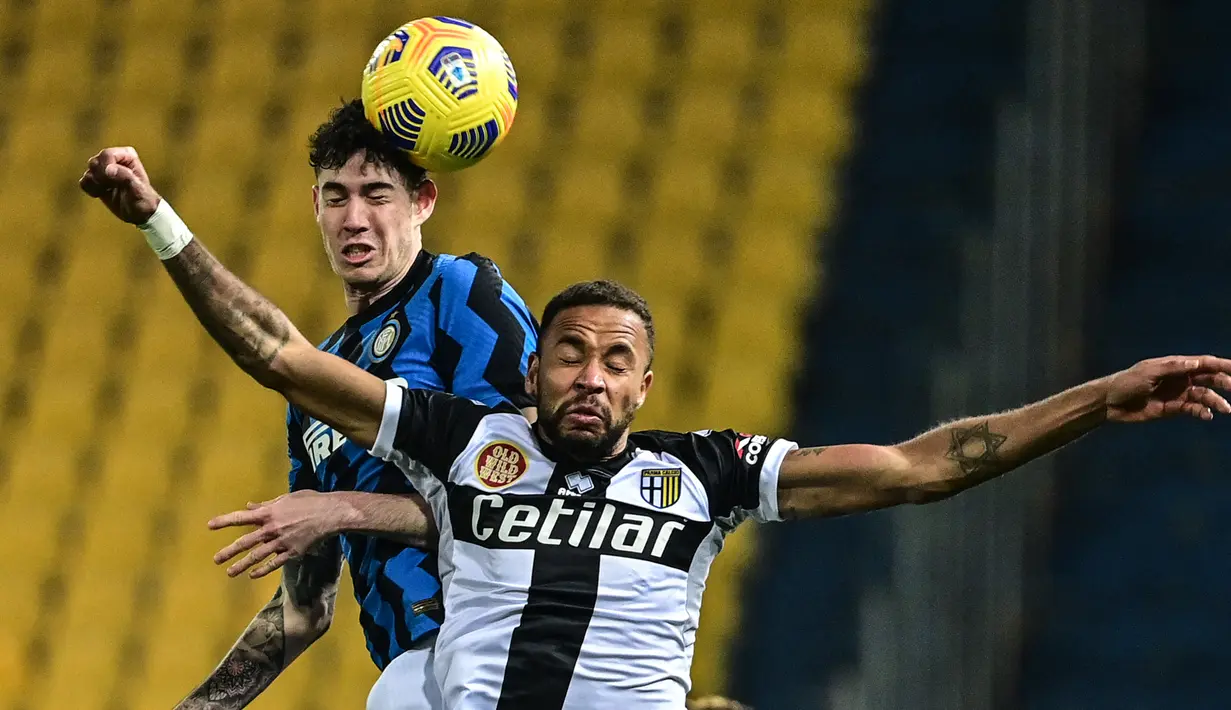 Bek Inter Milan, Alessandro Bastoni (kiri) dan bek Brasil Parma Hernani melakukan sundulan pada pekan ke-25 Serie A 2020/2021, di Stadion Ennio Tardini, Jumat (5/3/2021) dini hari WIB. Dua gol Alexis Sanchez memastikan skor akhir Parma vs Inter Milan menjadi 1-2. (MIGUEL MEDINA / AFP)