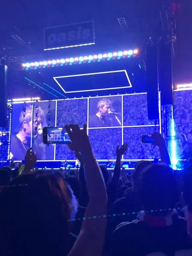 Gaya Syahrini dan Reino Barack Nonton Konser di Jepang