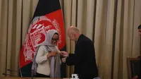 Menteri Luar Negeri RI Retno Marsudi menerima penghargaan berupa bintang kehormatan Malalai dari pemerintah Afghanistan. (Kemlu RI)