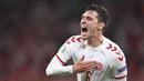Keunggulan Denmark atas Rusia semakin jauh pada menit ke-79. Sepakan keras dari luar kotak pinalti Andreas Christensen berhasil merobek gawang Safanov untuk ketiga kalinya. Skor berubah menjadi 1-3 atas keunggulan Denmark. (Foto: AP/Pool/Stuart Franklin)