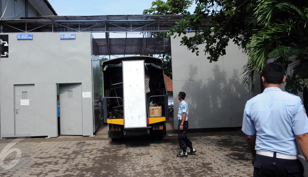 Truk berisikan logistik memasuki dermaga Wijayapura, Cilacap, Jateng, Rabu (27/7). Sejumlah persiapan terus dilakukan oleh Lapas Nusakambangan menjelang eksekusi hukuman mati jilid III. (Liputan6.com/Helmi Afandi)