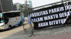 Sebuah bus keluar dari area Park and Ride di Jalan MH Thamrin, Jakarta, Jumat (30/8/2019). Pemerintah Provinsi DKI Jakarta berencana mengubah peruntukan area park and ride menjadi pusat kuliner. (Liputan6.com/Helmi Fithriansyah)