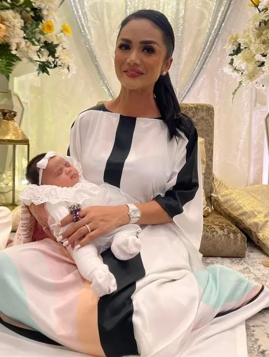 Seperti biasa, penampilan ibu empat anak ini mencuri perhatian. Seperti foto bersama sang cucu Ameena Hanah Nur Atta ini. (Instagram/krisdayantilemos).