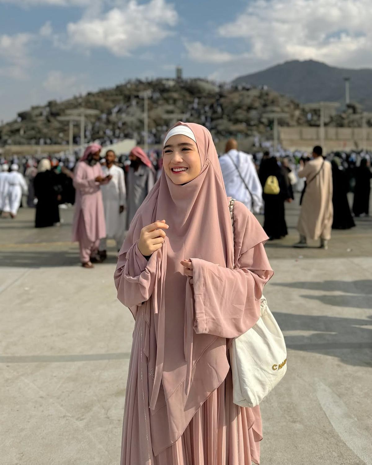4 Potret Cantik Febby Rastanty saat Jalani Umrah, Penampilannya Feminin dan Elegannya Curi Perhatian