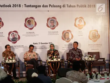 Dr. Hendri Saparini (kedua kanan) memaparkan segala tantangan dan peluang politik yang akan dihadapi pada tahun 2018, pada acara Rembuk Nasional 2017, "Outlook 2018" di Jakarta, Kamis (21/12). (Liputan6.com/Faizal Fanani)