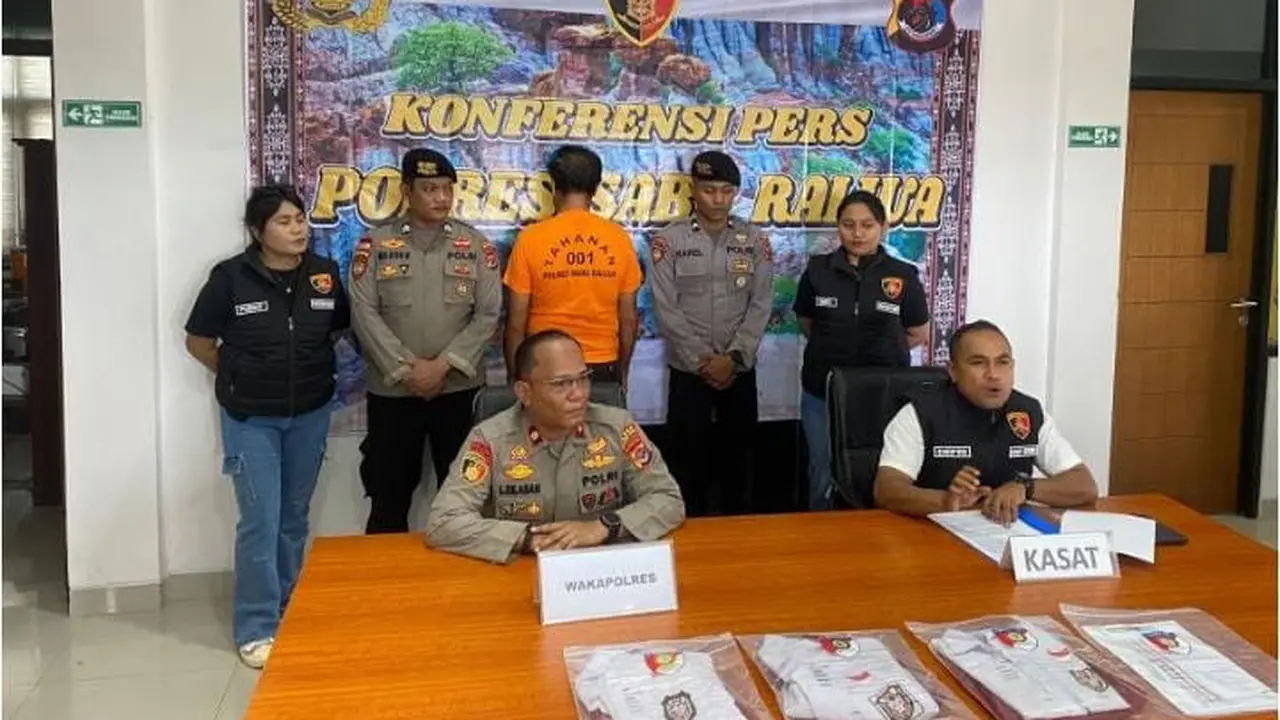 Polres Sabu Raijua saat memberi keterangan pers terkait kasus pencabulan oleh guru terhadap siswa (Liputan6.com/Ola Keda)