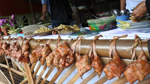 Kupat landan berwarna coklat kemerahan, khas Kedungbenda, Purbalingga. (Foto: Liputan6.com/Kominfo PBG/Muhamad Ridlo)
