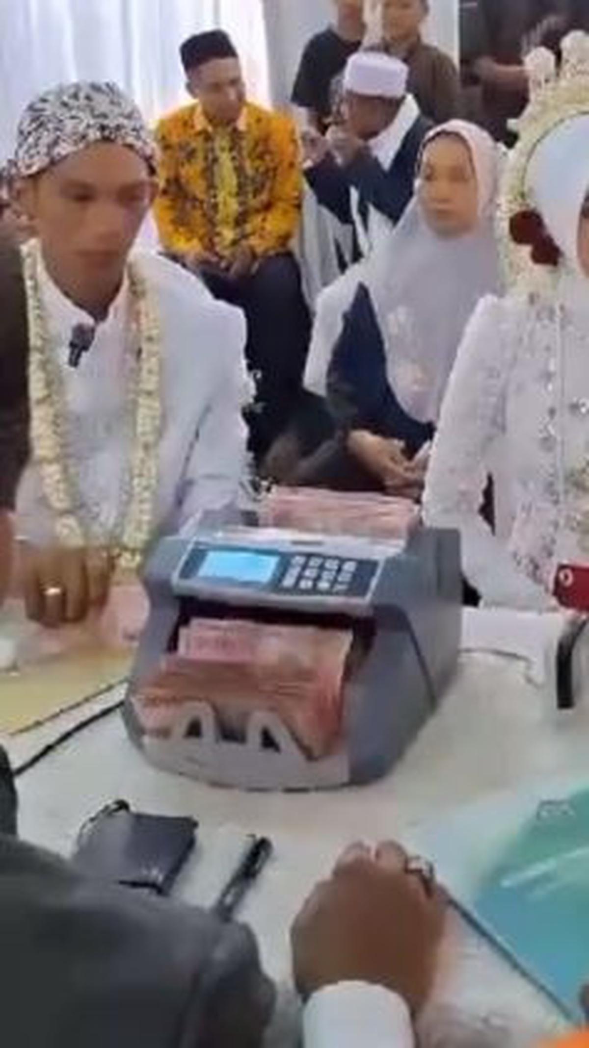 "Semoga menjadi keluarga yang sakinah, mawadah, warahmah. Aamiin," demikian dikutip dari keterangan video.