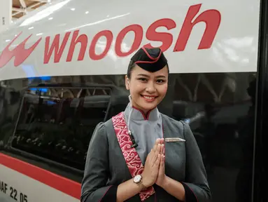 Seorang staf berpose setelah peresmian kereta cepat Jakarta-Bandung yang diberi nama 'Whoosh' di stasiun Halim, Jakarta, pada tanggal 2 Oktober 2023. (Yasuyoshi CHIBA/AFP)