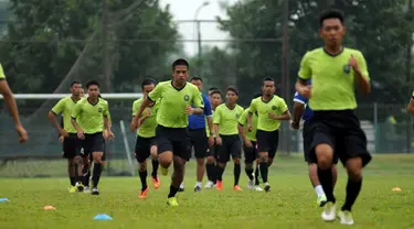 Jelang berlaga di kualifikasi Grup H Piala Asia 2016, timnas Brunei Darussalam U-23  melakukan latihan ringan di Lapangan C Senayan, Jakarta, Selasa (24/3/2015). (Liputan6.com/Helmi Fithriansyah)