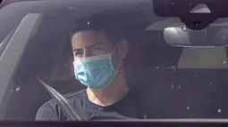 Pemain Real Madrid, James Rodriguez, tiba untuk menjalani tes virus corona COVID-19 di fasilitas pelatihan Valdebas, Madrid, Rabu (6/5/2020). Skuat Real Madrid jalani tes virus corona jelang latihan dan rencana kembali bergulirnya kompetisi La Liga. (AFP/Baldesca Samper)
