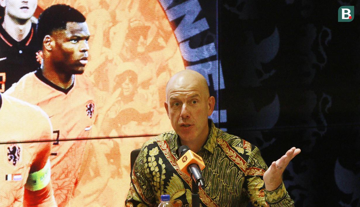Sekjen KNVB, Gijs de Jong, memberikan keterangan saat jumpa pers Oranje Indonesia Festival di Media Center Stadion Utama Gelora Bung Karno (SUGBK). (Bola.com/M Iqbal Ichsan)
