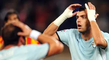 Reaksi striker Lazio asal Macedonia, Goran Pandev menyusul kegagalannya menjebol gawang Lecce dalam lanjutan Serie A Italia yang digelar di Olympic Stadium, Roma, 4 Oktober 2008. AFP PHOTO / CHRISTOPHE SIMON