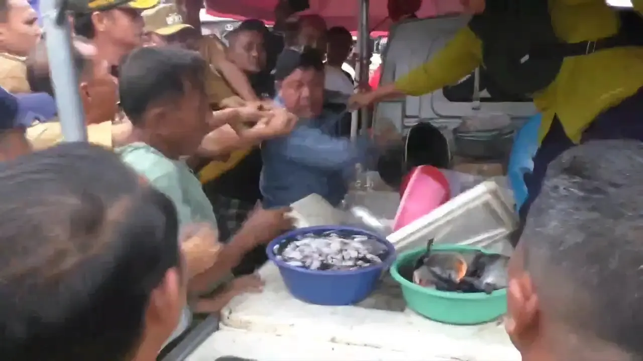 Tangkapan layar rekaman video pedagang mengamuk saat Wakil Bupati Tulang Bawang, Hankam Hasan menertibkan lapak dagangannya. Foto : (Istimewa).