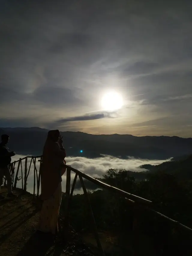 Negeri di Atas Awan Gunung Luhur