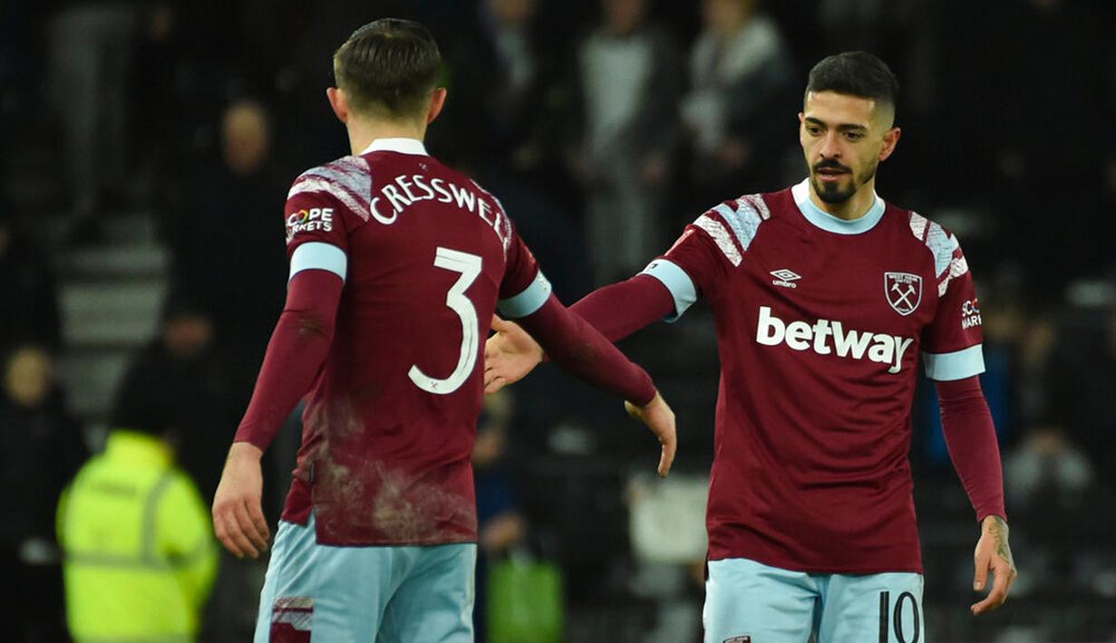 Pemain West Ham United Aaron Cresswell (kiri) berjabat tangan dengan Manuel Lanzini usai melawan Derby County pada pertandingan sepak bola putaran keempat Piala FA di Stadion Pride Park, Derby, Inggris, 30 Januari 2023. West Ham United mengalahkan Derby County dengan skor 2-0. (AP Photo/Rui Vieira)