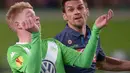 Gelandang Wolfsburg, Kevin De Bruyne mengontrol bola dari kejaran pemain Napoli Christian Maggio di leg pertama perempat final Liga Europa di Stadion Volkswagen Arena, Kamis (16/4/2015). Napoli menang 4-1 atas Wolfsburg.(AFP PHOTO/Peter Steffen)