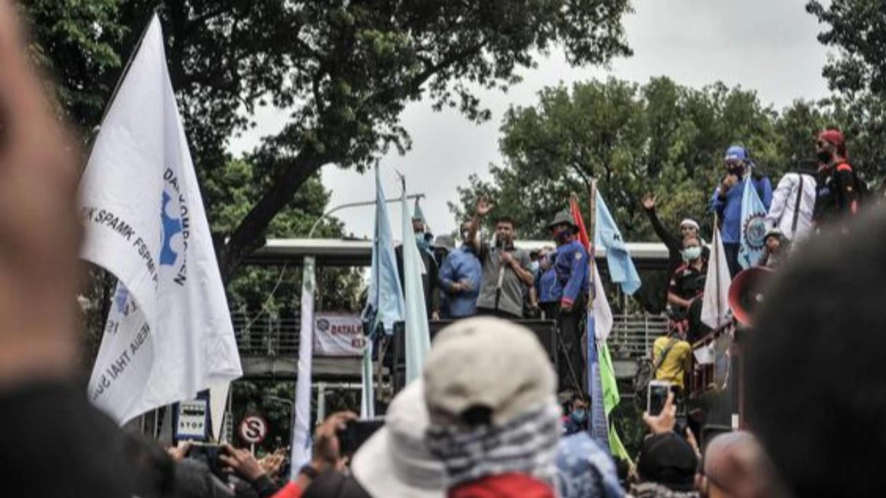 Buruh Nilai Revisi UMSK 2026 Jawa Barat oleh Dedi Mulyadi Sarat Pencitraan Politik Ketimbang Solusi Nyata