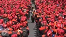 Seorang pedangang berjualan ditengah demo buruh berlangsung, Jakarta, Kamis (29/10/2015). Buruh menuntut agar Presiden Joko Widodo mencabut Peraturan Pemerintah Nomor 78 Tahun 2015 tentang Pengupahan. (Liputan6.com/Gempur M Surya)
