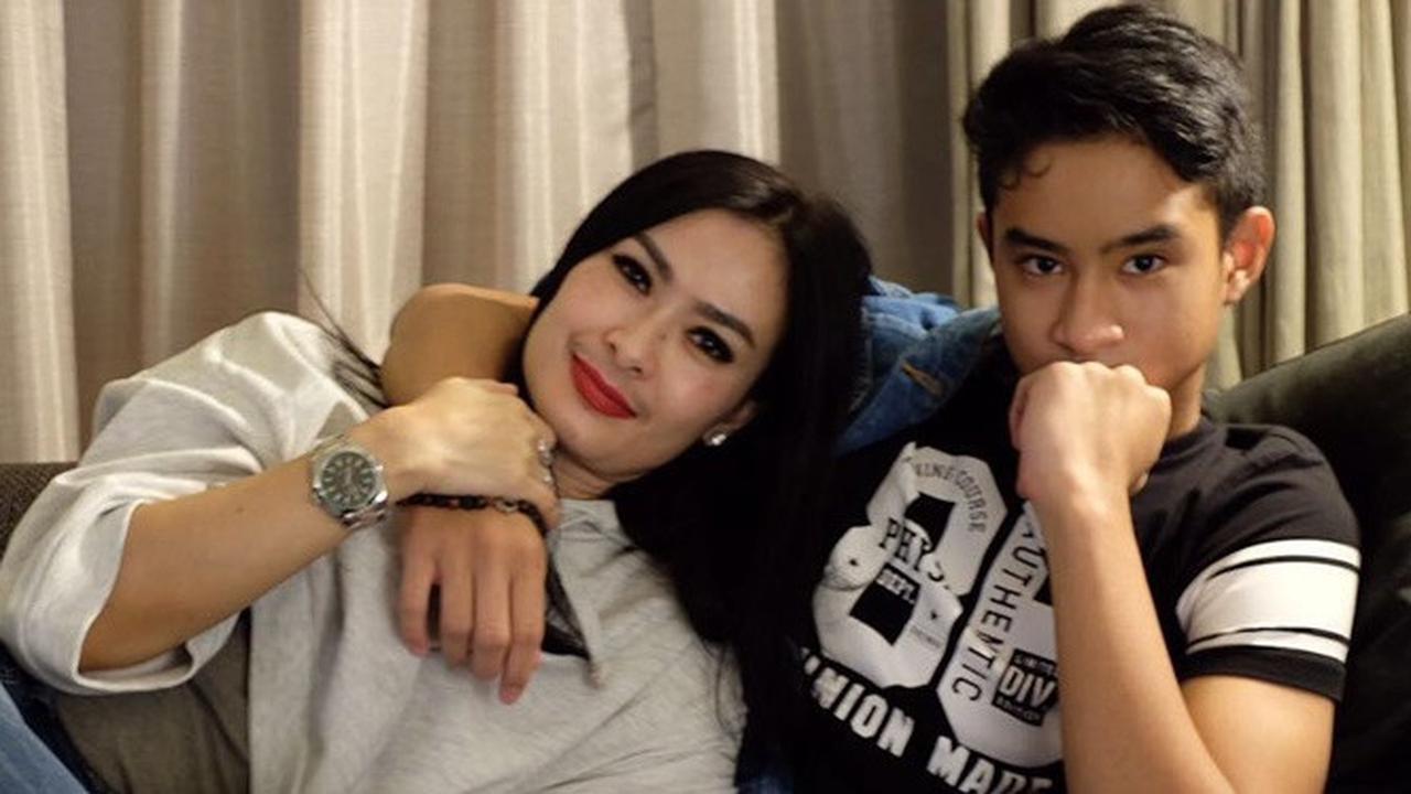 6 Potret Kebersamaan Devano Danendra dan Iis Dahlia, Anak Bungsu Kesayangan