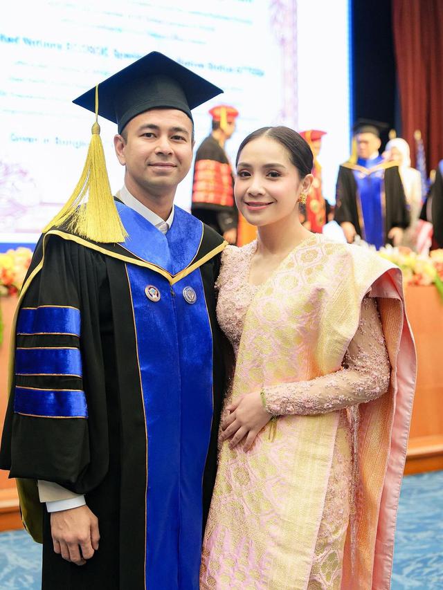 Gaya Serba Pink Nagita Slavina Dampingi Raffi Ahmad Terima Gelar Doktor Kehormatan, Jinjing Tas Chanel Rp89jutaan