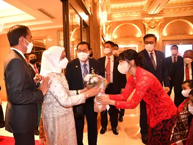 Dita Karang diketahui menetap di Korea Selatan. Ia pun mendapat kesempatan untuk menyambut kedatangan Presiden Jokowi dan Ibu Iriana dalam kunjungan kerja di Seoul, Korea Selatan.(Youtube.com/Sekretariat Presiden)