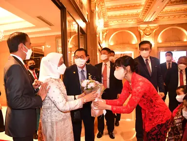 Dita Karang diketahui menetap di Korea Selatan. Ia pun mendapat kesempatan untuk menyambut kedatangan Presiden Jokowi dan Ibu Iriana dalam kunjungan kerja di Seoul, Korea Selatan.(Youtube.com/Sekretariat Presiden)