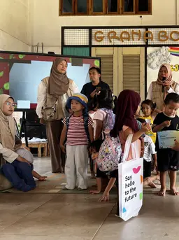 Dalam rangka memperingati Hari Bumi, Sekolah Tanah Tingal menghadirkan Pejuang Bumi Cilik Festival, sebuah kegiatan bermain dan bereksplorasi di alam untuk anak usia dini yang diselenggarakan pada Sabtu, 25 April 2026 di area hijau Sekolah Tanah Tingal, Tangerang Selatan.