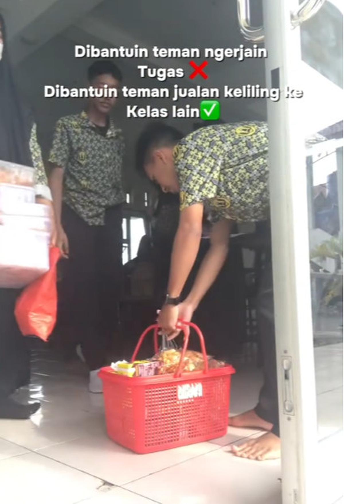 Momen Para Siswa yang Bantu Temannya yang Jualan di Sekolah, Aksinya Banjir Pujian Warganet