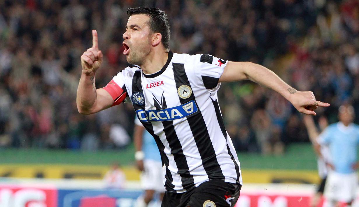 Antonio Di Natale. Striker yang pensiun bersama Udinese pada 2016 usai 12 musim membela La Zebrette ini pernah dua kali menjadi top skor Liga Italia, yaitu dua musim berturut-turut pada 2009/2010 dan 2010/2011. Namun belum sekalipun gelar Liga Italia diraihnya hingga pensiun. (AFP/Simone Ferraro)