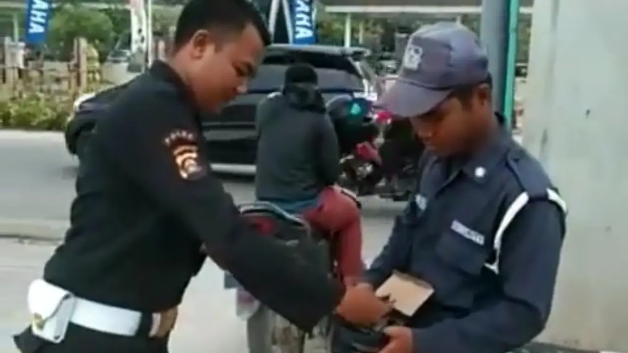 Heboh Video Oknum Sekuriti Tebar Paku di Depan Mall di Palembang
