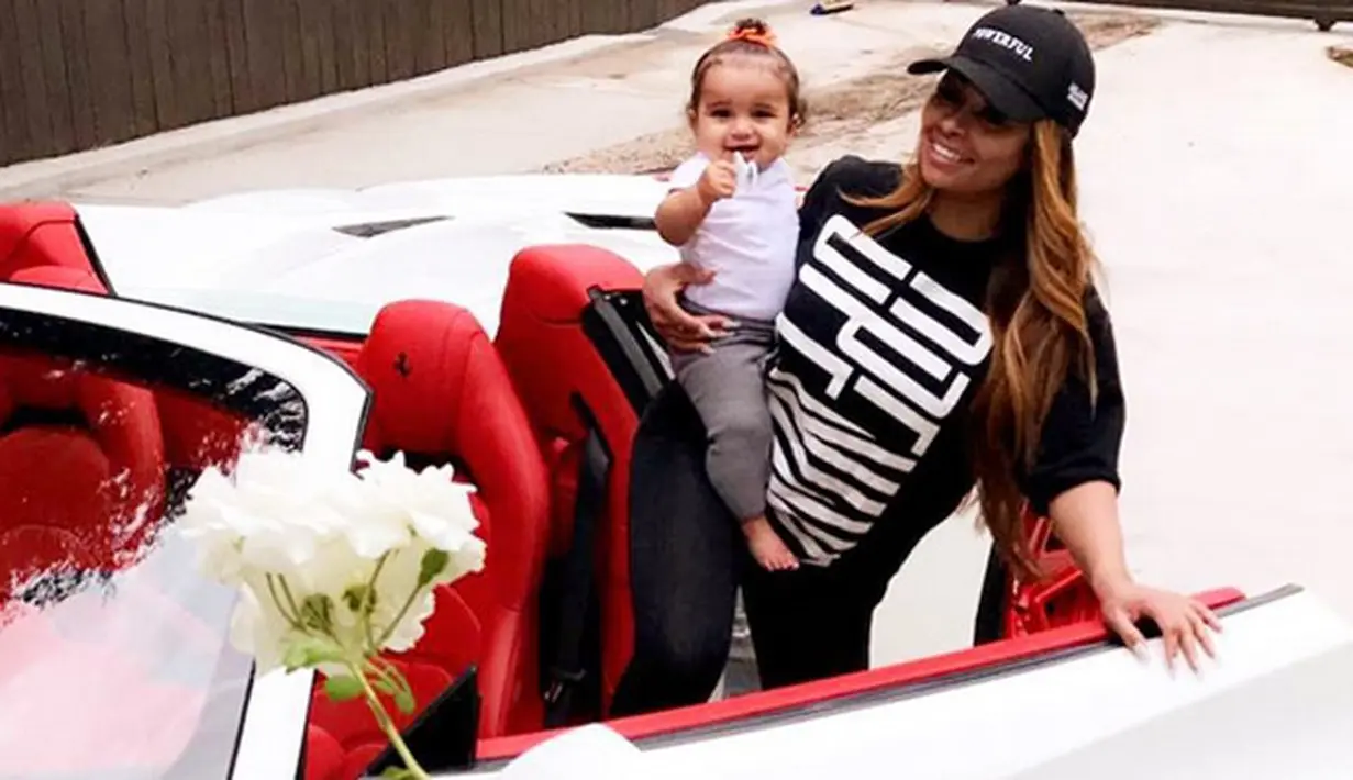 Beberapa waktu lalu Rob dan Chyna sempat bertikai dan sempat dibawa ke ranah hukum. Ia juga sudah mengembalikan mobil mewah pemberian Rob dan kini telah siap membuat mantan pacarnya cemburu. (Instagram/blacchyna)