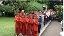 Iring-iringan tamu dari keluarga Radit. "bismillaaaaah...insya Alloh dilancarkan... selamat untuk Anissa Nur Aziza dan Raditya Dika Angkasa Putra Nasution," tulis Irfan hakim sebagai keterangan video. (Instagram/irfanhakim75)