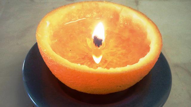 Lilin dari kulit jeruk. | copyright  lifehacker.com