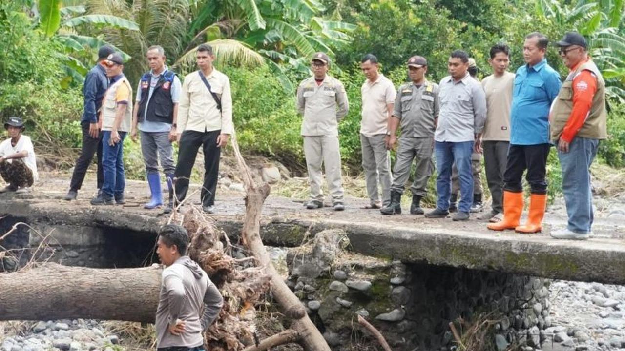 Gubernur NTB Salurkan Bantuan dan Perintahkan Mitigasi Komprehensif Atasi Banjir Obel-Obel