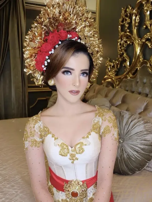 Gaya adat Bali juga menjadi salah satu gaya adat yang diusung Tasya Farasya pada momentum pernikahannya.  [Foto: Instagram/ Tasya Farasya]