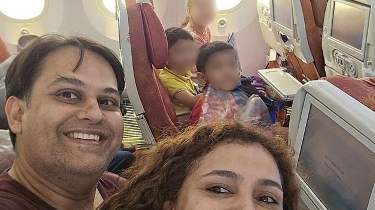 Selfie Terakhir Pasangan Dokter dan Tiga Anaknya Sebelum Tragedi Air India, Full Senyum
