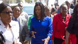 Ibu Negara Zimbabwe, Grace Mugabe berbincang dengan para peserta pameran pertanian di Ibu Kota Harare, Jumat (25/8).  Grace Mugabe terkesan menghindari wartawan terkait kasus dugaan penganiayaan terhadap seorang model Afsel (AP Photo/Tsvangirayi Mukwazhi)